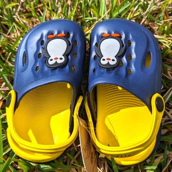 NWT Kids Clogs in sizes 12M to 3/4, Durable and Long-lasting, Penguin charm - Picture 3 of 5
